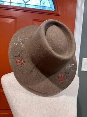 100% Wool Women’s Hat Embroidered